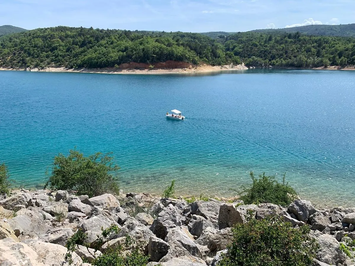 Les Gorges et Lacs du Verdon: Flexible Maison Accommodations Regusse