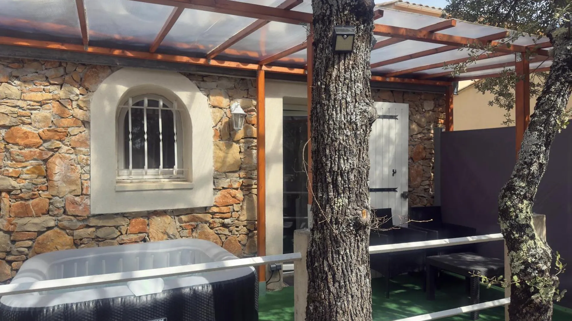 Les Gorges et Lacs du Verdon: Flexible Maison Accommodations Regusse 0*,  France